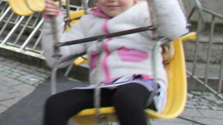 Lena Höfner (4) genießt die Fahrt auf dem Kettenkarussell. Foto: Sonja Adam