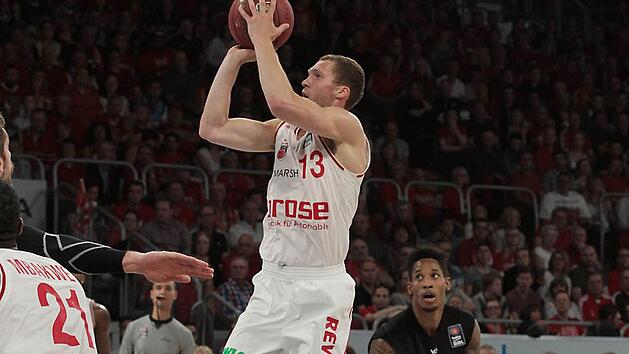 Janis Strelnieks traf am Samstag gegen die Ulmer aus allen Lagen. Fotos: sportpress