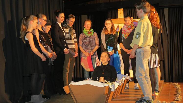 Die tote Maria hat für das Weiterleben der Vormwalder einen scheinbar wichtigen Tipp. Foto: Doris Bauer