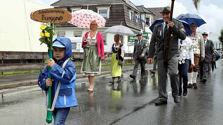 Am Festumzug nahmen auch auswärtige Schützenvereine wie hier aus Burggrub teil. Foto: Michael Wunder