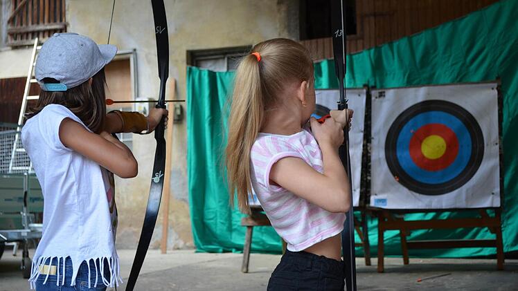 Zielgenauigkeit und Konzentration - wichtige Eigenschaften beim Bogenschie&szlig;en.  Foto: Katrin Zimmermann