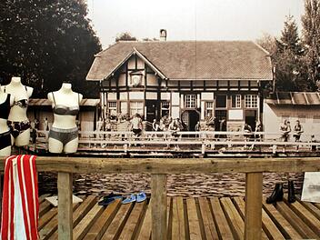 Ein tolles Dokument: Ein Foto um 1900 von der der "Städtischen Flussbade- und Schwimmanstalt" an der Saale.  Repros: Werner Vogel