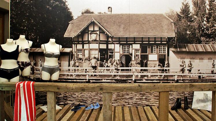 Ein tolles Dokument: Ein Foto um 1900 von der der "Städtischen Flussbade- und Schwimmanstalt" an der Saale.  Repros: Werner Vogel