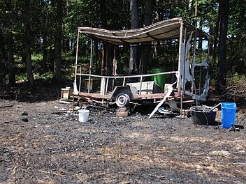 Ein Bienenhäuschen und eine Wiese am Waldrand bei Warmersdorf sind am Sonntag abgebrannt.  Foto: Christian Bauriedel