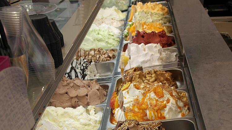 Der Einfallsreichstum beim Austüfteln neuer Rezepte ist groß. Hier ein Ausschnitt aus dem Angebot der Eisdiele Opera.