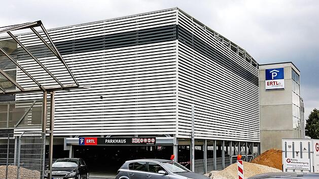 Die ersten Kunden nutzen es schon: das neue Parkhaus am Ertl-Zentrum im Hallstadter Teil des Gewerbegebiets am Hafen. Foto: Matthias Hoch