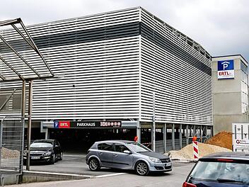 Die ersten Kunden nutzen es schon: das neue Parkhaus am Ertl-Zentrum im Hallstadter Teil des Gewerbegebiets am Hafen. Foto: Matthias Hoch