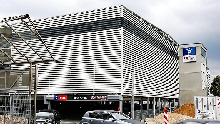 Die ersten Kunden nutzen es schon: das neue Parkhaus am Ertl-Zentrum im Hallstadter Teil des Gewerbegebiets am Hafen. Foto: Matthias Hoch