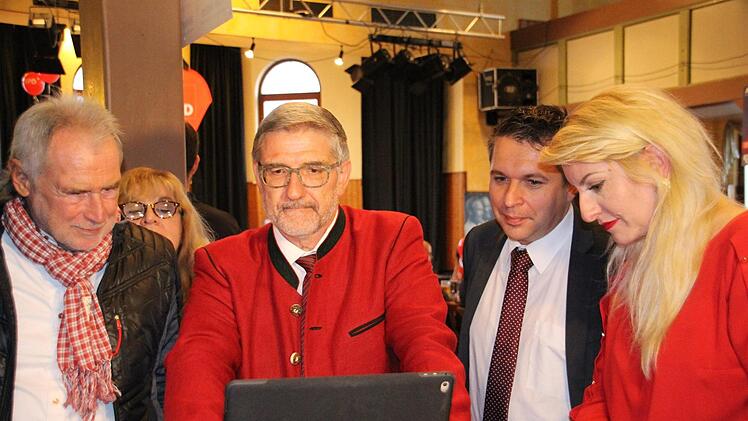 Betretene Miene bei Michael Busch (Mitte). Seine Niederlage zeichnete sich bereits früh ab. Foto: Simone Bastian