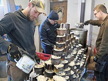 Das Wachs dringt durch die Holzspäne und füllt die Dosen komplett aus, ein Kerzen-Produktionsverfahren made in Obertrubach. Fotos: Franz Galster