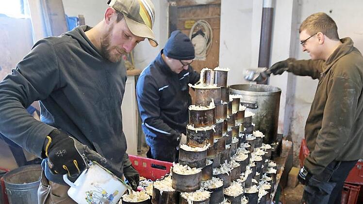 Das Wachs dringt durch die Holzspäne und füllt die Dosen komplett aus, ein Kerzen-Produktionsverfahren made in Obertrubach. Fotos: Franz Galster