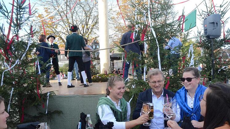 Während sich Tanzlustige am Tanz erfreuen, lassen sich andere a Seidla Bier schmecken  Foto: Karl-Heinz Hofmann