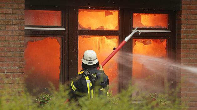 In Coburg ging ein Weihnachtsbaum in Flammen auf. Symbolfoto: David Young/dpa