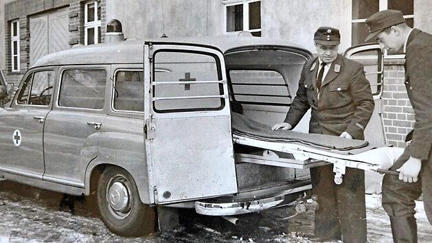 Die ersten Einsatzfahrzeuge des Rettungsdienstes waren noch recht spartanisch ausgestattet.