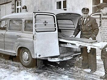 Die ersten Einsatzfahrzeuge des Rettungsdienstes waren noch recht spartanisch ausgestattet.