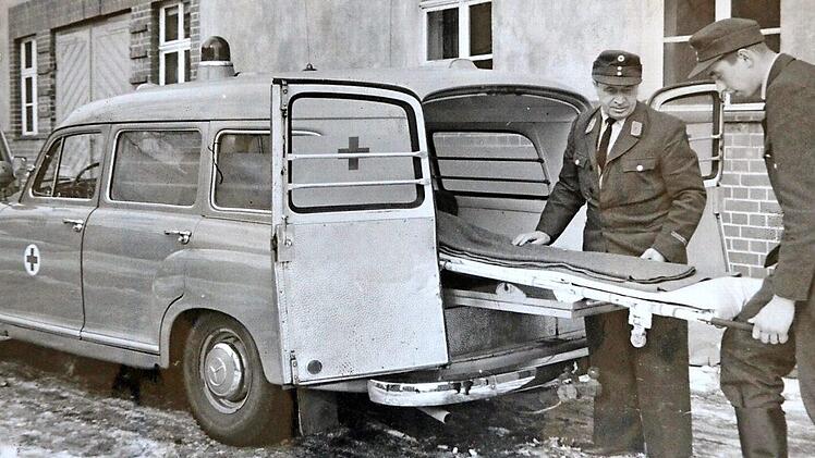 Die ersten Einsatzfahrzeuge des Rettungsdienstes waren noch recht spartanisch ausgestattet.