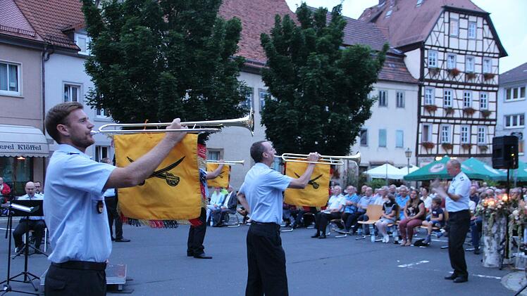 Konzert des Veitshöchheimer Heeresmusikkorps auf dem Münnerstädter Marktplatz. Foto: Heike Beudert