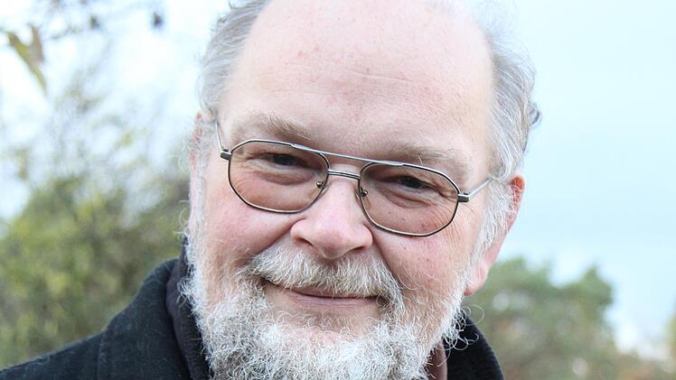 Kastellan Harald Stark plädiert dafür, den Stein besser zu schützen. Foto: Sonny Adam