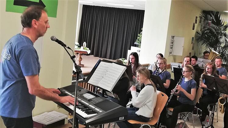 Die Ehemaligen-Band "Still Crazy" unter Leitung von Lehrer Stefan Eideloth sorgte beim Festakt für den musikalischen Rahmen. Foto: Sigismund von Dobschütz