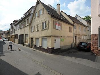 In der Kissinger Altstadt sollen die Häuser Weidgasse 5 bis 9 abgerissen und durch einen Neubau mit Ladengeschäften im Erdgeschoss und Wohnungen darüber ersetzt werden.
