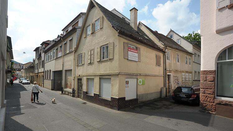 In der Kissinger Altstadt sollen die Häuser Weidgasse 5 bis 9 abgerissen und durch einen Neubau mit Ladengeschäften im Erdgeschoss und Wohnungen darüber ersetzt werden.