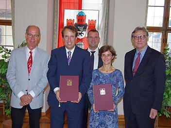 Klaus-Henning Kraft als Vorstandsvorsitzender der Boxberger-Stiftung (von links) gratuliert den Preisträgern Martin Gehlen und Beate Muschalla. Michael Linden, Vorsitzender des Kuratoriums und Anton Schick (hinten) gratulieren ebenfalls.