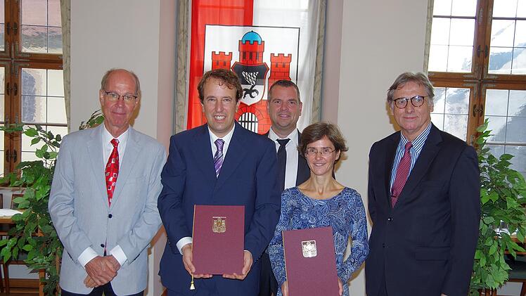 Klaus-Henning Kraft als Vorstandsvorsitzender der Boxberger-Stiftung (von links) gratuliert den Preisträgern Martin Gehlen und Beate Muschalla. Michael Linden, Vorsitzender des Kuratoriums und Anton Schick (hinten) gratulieren ebenfalls.