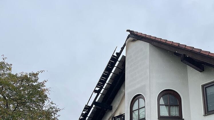 Balkon von Wohnhaus in Kersbach fängt Feuer - fünf Feuerwehren rücken zu Dachstuhlbrand aus