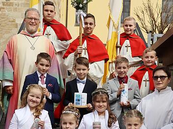 Die Erstkommunionkinder aus Marktgraitz und Redwitz mit Pfarrer Lars Rebhan und Pastoralreferentin Birgit Janson und den Ministranten