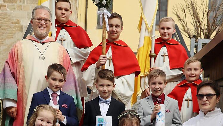 Die Erstkommunionkinder aus Marktgraitz und Redwitz mit Pfarrer Lars Rebhan und Pastoralreferentin Birgit Janson und den Ministranten