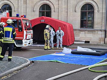 Giftiger Stoff sorgt für Feuerwehreinsatz am Fürther Hauptbahnhof Giftiger Stoff sorgt für Feuerwehreinsatz am Fürther Hauptbahnhof
