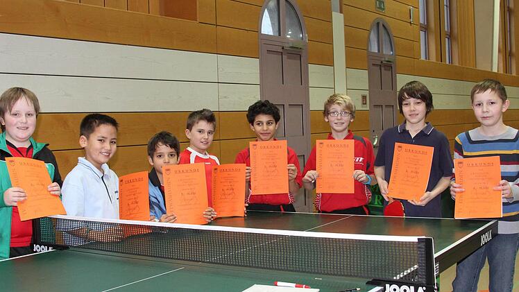 Die Sieger der Schüler C: 4. Timo Knollmeier (TSV Prichsenstadt), 3. Kevin Fromme (TSV Sulzfeld), 2. Gabriel Heuer (SC Heuchelhof) 1. Bastian Hain (TSV Sulzfeld). Schüler B: 1. Malik Atakan (TV Ochsenfurt), 2. Luca Hemmkeppler (TV Ochsenfurt), 3. Max Dobry (TG Heidingsfeld), 4. Alexander Drewlau (SC Heuchelhof). Foto: Gerd Ludwig