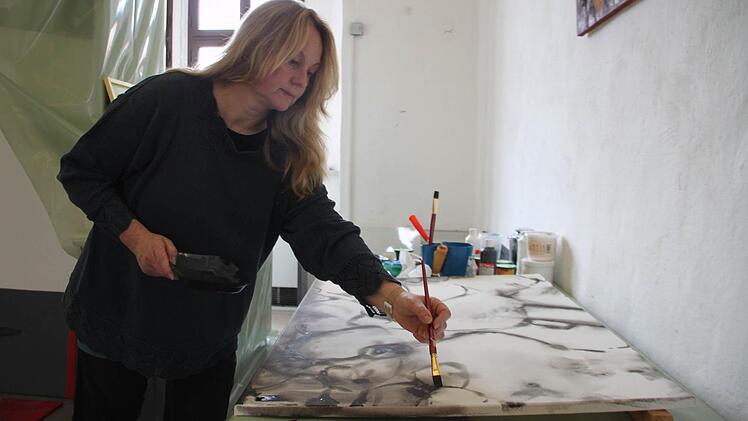 Anne-Kristin Fuhrmann bei der Vorbereitung für ein Gemälde.