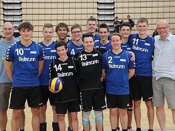 Unser Bild zeigt Hammelburgs U-20-Volleyballer mit (von links) Trainer Hartmut Karlitzek, Moritz Karlitzek, Florian Weimer, Philipp Schäder, Moritz Giehl, Bastian Streitel, Tbias Henning, Oscar Benner, Leonhard Hepp, Felix Schultheiß, Lorenz Karlitzek, Felix Tolle und Co-Trainer Matthias Benner. Foto: privat