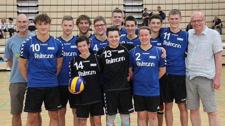 Unser Bild zeigt Hammelburgs U-20-Volleyballer mit (von links) Trainer Hartmut Karlitzek, Moritz Karlitzek, Florian Weimer, Philipp Schäder, Moritz Giehl, Bastian Streitel, Tbias Henning, Oscar Benner, Leonhard Hepp, Felix Schultheiß, Lorenz Karlitzek, Felix Tolle und Co-Trainer Matthias Benner. Foto: privat