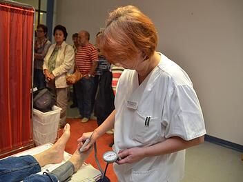 Schwester Christine Zethner misst den Blutdurchfluss an Füßen mittels Doppler/Duplex- Sonografie. Foto: K.-H. Hofmann