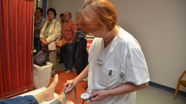 Schwester Christine Zethner misst den Blutdurchfluss an Füßen mittels Doppler/Duplex- Sonografie. Foto: K.-H. Hofmann