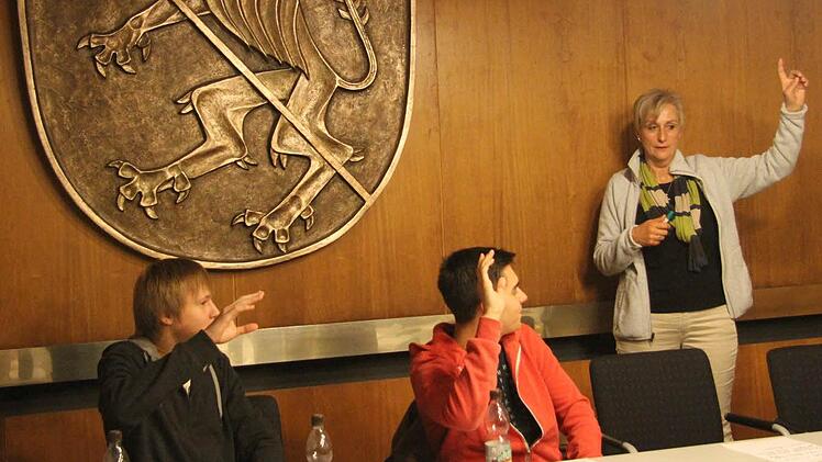 Jugendsprecherin Karin Witzgall (SPD) moderierte das Treffen im Sitzungssaal des Rathauses -und ließ über die einzelnen Veranstaltungsvorschläge abstimmen.