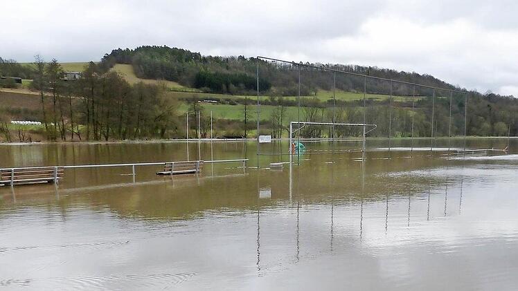 Der Sportplatz des TSV Ködnitz stand unter Wasser.