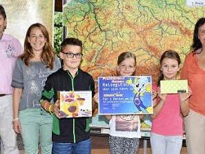 Bei der Preisübergabe (von links): Rektor Alois Brandl, Stellvertreterin Silke Feulner, Niklas Reinwand, Leonie Fritsch, Linda Burkard und Sonja Pohley vom Elternbeirat der Grundschule  Foto: Gerhard Schmidt