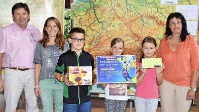 Bei der Preisübergabe (von links): Rektor Alois Brandl, Stellvertreterin Silke Feulner, Niklas Reinwand, Leonie Fritsch, Linda Burkard und Sonja Pohley vom Elternbeirat der Grundschule  Foto: Gerhard Schmidt