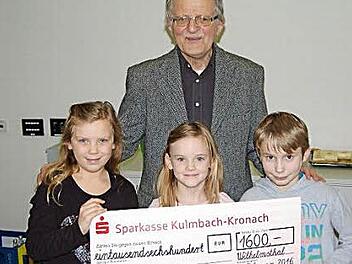 Alina und Marie Mantey sowie Christian Müller (von links) überreichten Franz Kluge von der Stiftung für krebskranke Kinder das auf dem Weihnachtsbasar eingenommene Geld.  Foto: Heike Schülein