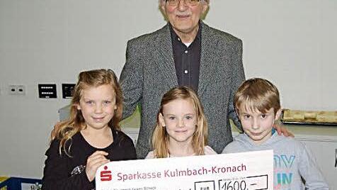 Alina und Marie Mantey sowie Christian Müller (von links) überreichten Franz Kluge von der Stiftung für krebskranke Kinder das auf dem Weihnachtsbasar eingenommene Geld.  Foto: Heike Schülein
