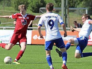 Christian Dre&szlig;el vom TSV Meeder zieht in dieser Szene ab, doch der Ebinger Kapit&auml;n Johannes Landgraf wirft sich gerade noch in den Schuss. Foto: Hartmut Klamm