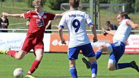 Christian Dre&szlig;el vom TSV Meeder zieht in dieser Szene ab, doch der Ebinger Kapit&auml;n Johannes Landgraf wirft sich gerade noch in den Schuss. Foto: Hartmut Klamm