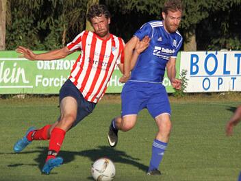 SpVgg Heroldsbach/Thurn - DJK Hallerndorf: Die Gäste um Tobias Peschke (links) waren zu harmlos, um Thomas Marquardt (rechts) und Co. ernsthaft in Gefahr zu bringen. Foto: Uwe Kellner/anpfiff.info