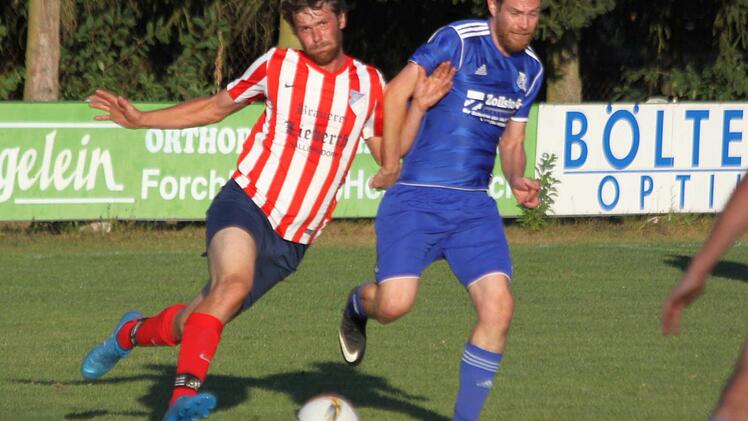SpVgg Heroldsbach/Thurn - DJK Hallerndorf: Die Gäste um Tobias Peschke (links) waren zu harmlos, um Thomas Marquardt (rechts) und Co. ernsthaft in Gefahr zu bringen. Foto: Uwe Kellner/anpfiff.info