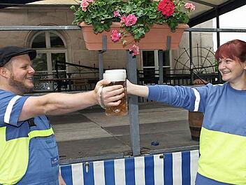 Die "Gesellen" Lena Niklas und Nils Waxweiler wurden offiziell aus dem Lehrlingsstand der Brauer und Mälzer entlassen. Doch vorher galt es, einige Aufgaben zu bewältigen. Foto: Kulmbacher Brauerei
