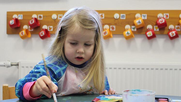 Auch im Kindergarten hat Bildung eine übergeordnete Rolle: Basteln, puzzeln und malen - zu jeder Jahreszeit werden den Kindern die entsprechenden Anlässe nähergebracht. Julia Raab