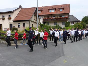 n der Spitze der 90 Wehren, Vereine und Gruppen beim Kreisfeuerwehrtag des Landkreises Kulmbach schritten gemeinsam die Feuerwehr und der Burschenverein Gössenreuth. Klaus-Peter Wulf